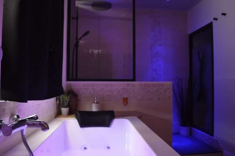 luminothérapie dans la salle de bain de la Love room en vendée "Les Secrets de Mercure" à quelques kilomètres du Puy du Fou