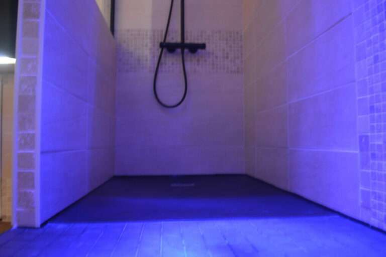 Luminothérapie dans la douche xxl de la Love room en vendée "Les Secrets de Mercure" à quelques kilomètres du Puy du Fou