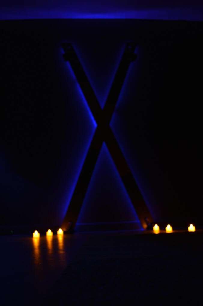 effet de lumière avec la croix de saint andré bdsm de la Love room en vendée "Les Secrets de Mercure" à quelques kilomètres du Puy du Fou