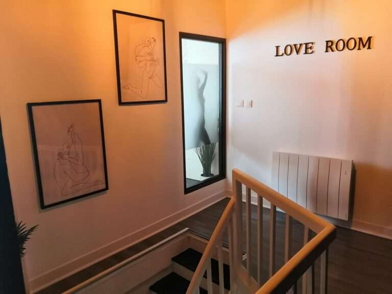 Vue sur le palier menant à l'étage de la Love room en vendée "Les Secrets de Mercure" à quelques kilomètres du Puy du Fou
