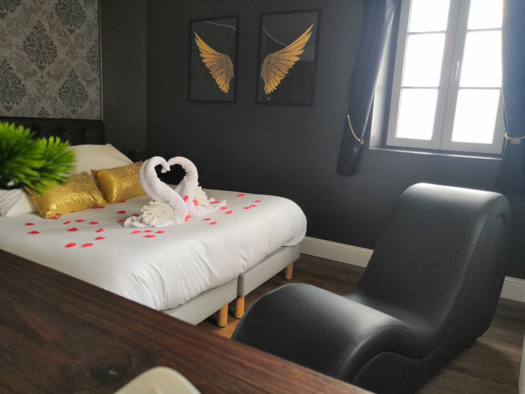 Fauteuil tantra dans la chambre romantique de la Love room en vendée "Les Secrets de Mercure" à quelques kilomètres du Puy du Fou